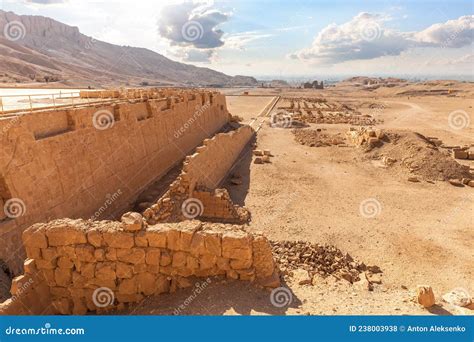  Deir el-Bahari Tapınağı: Tarihi Bir Mucize ve Muhteşem bir Mimari Şaheseri!