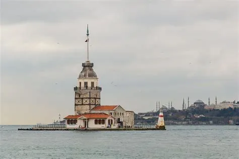  Kız Kulesi: İstanbul Boğazı'nın Ortamına Zarifçe Dokunan Tarihi Bir İşaret!