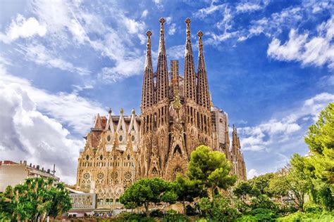  La Sagrada Familia: Göz Alıcı Bir Mimari Şaheser ve Tanrı'nın Büyülü Dokunuşu!