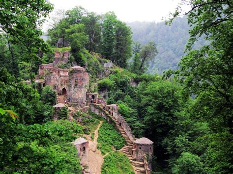 Roodkhan Castle: A Majestic Fortress Teetering on Cliffside Majesty!