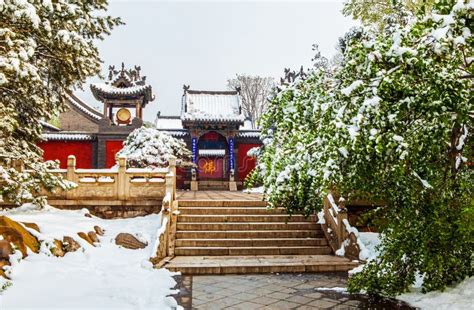 Yuhua Palace - An Oasis of Serenity and Ancient Majesty!