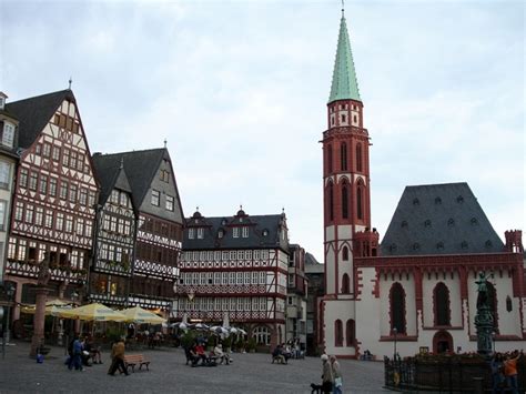 Römerberg Meydanı: Frankfurt'ın Tarihi Kalbinde Bir Zaman Yolculuğu!