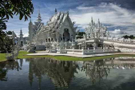 Wat Rong Khun: Görkemli Beyaz Tapınak ve Sihirli Bir Sanat Eseri!